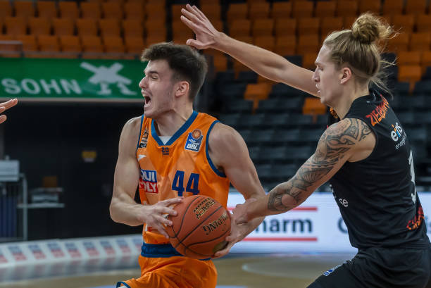 际舞台崭露 际舞台崭露